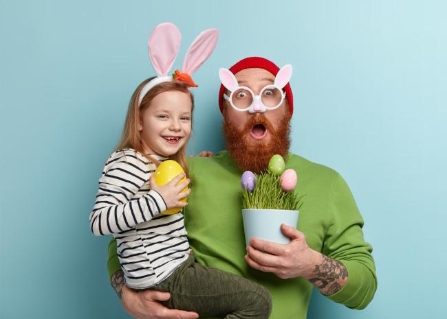 papa et fille fêtent Pâques_histoire de pâques