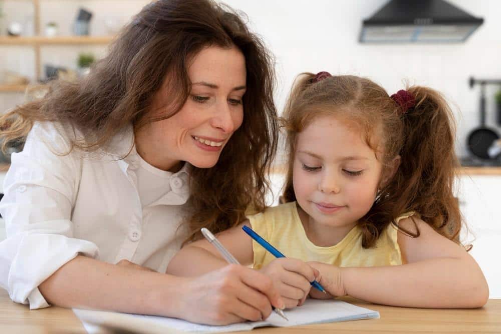 maman aider sa fille faire des devoirs