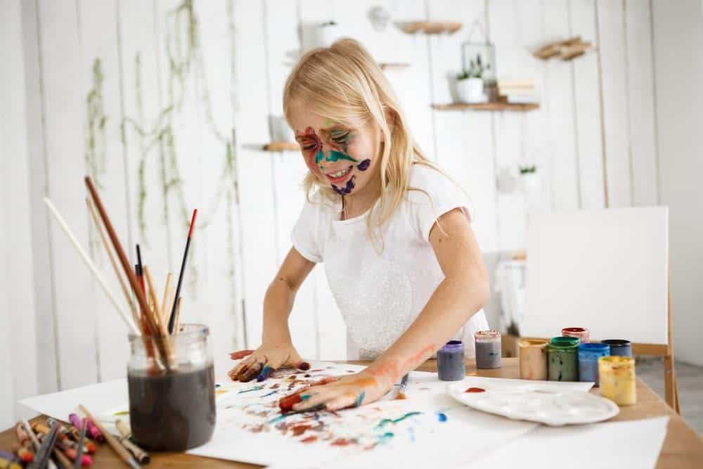 enfant dessiner avec les peintures