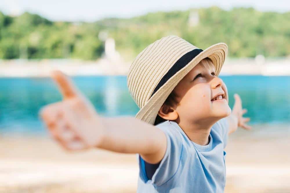 enfant en vacance au lac