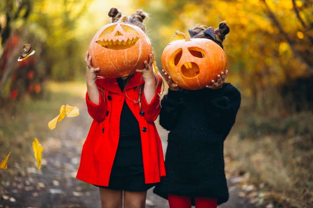 Enfants avec les têtes de citrouille pour halloween