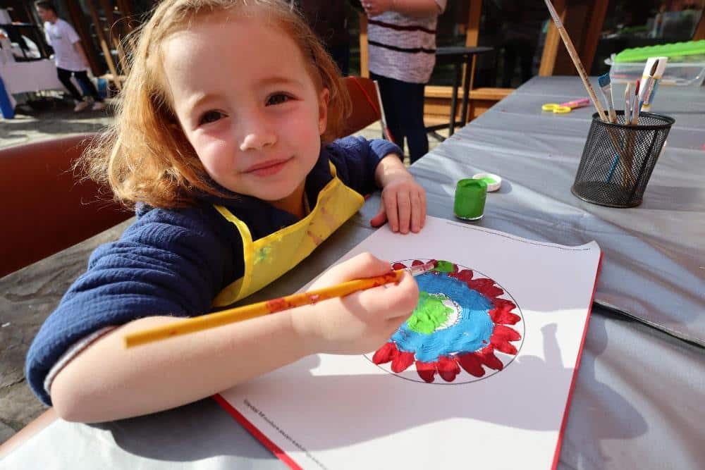 enfant peindre avec des fleurs enfant peindre avec des fleurs - activité de printemps pour enfant