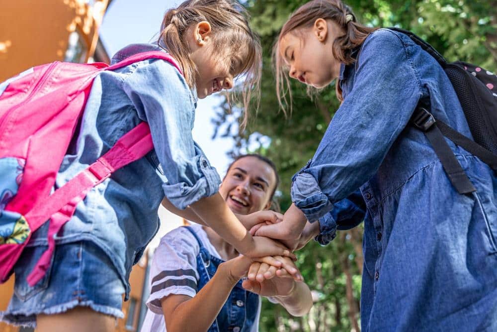enfants qui rient avec leur cartable-min enfants qui rient avec leur cartable