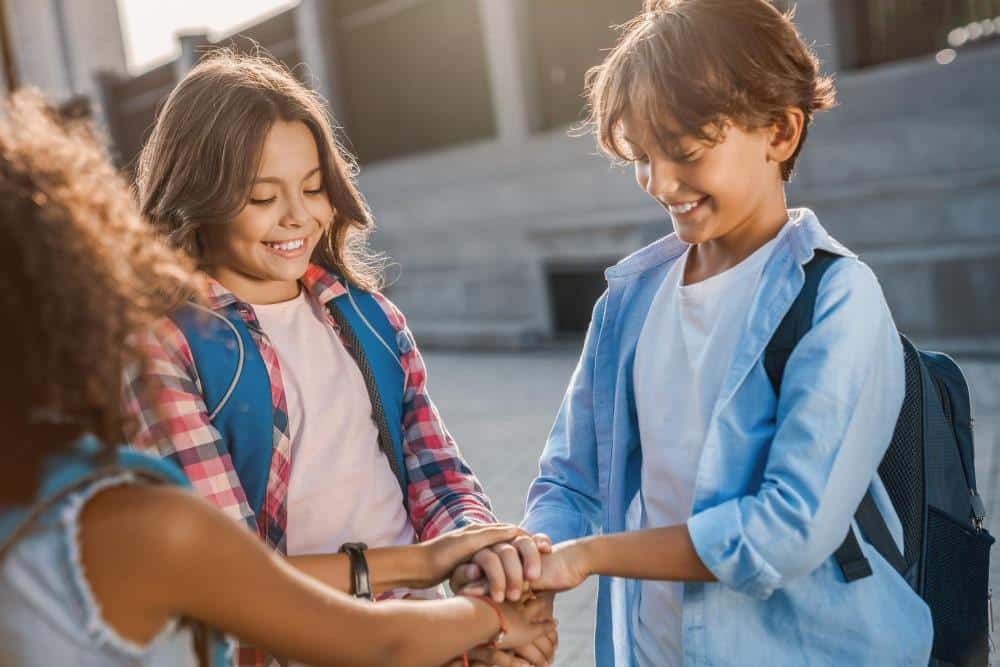 enfants qui se saluent ou jouent à la récréation-min enfants qui se saluent à la rentrée scolaire