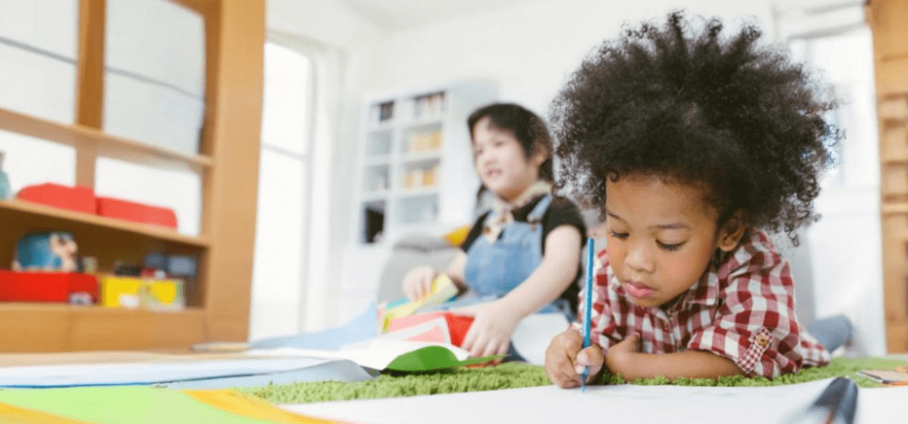 Enfants faisant des activités créatives et éducatives pour préparer la rentrée scolaire avec des fiches à imprimer Enfants faisant des activités créatives et éducatives pour préparer la rentrée scolaire avec des fiches à imprimer