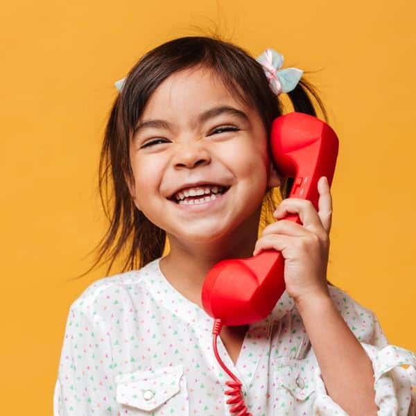 Enfant au téléphone