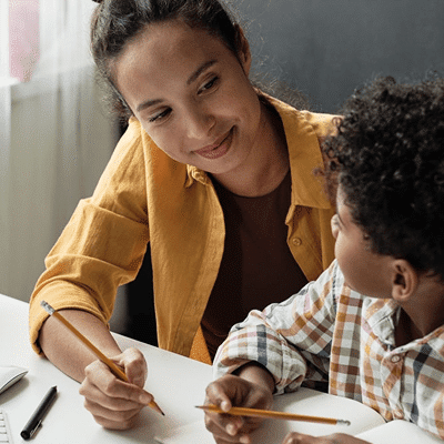 Maitresse et enfant dans la classe