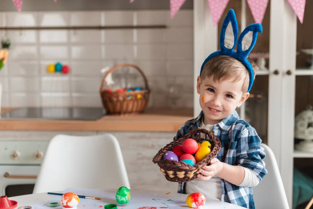 Pourquoi fait-on une chasse aux œufs à Pâques ? L’histoire de cette tradition expliquée aux enfants