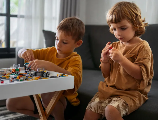 Enfants réalisant une activité créative