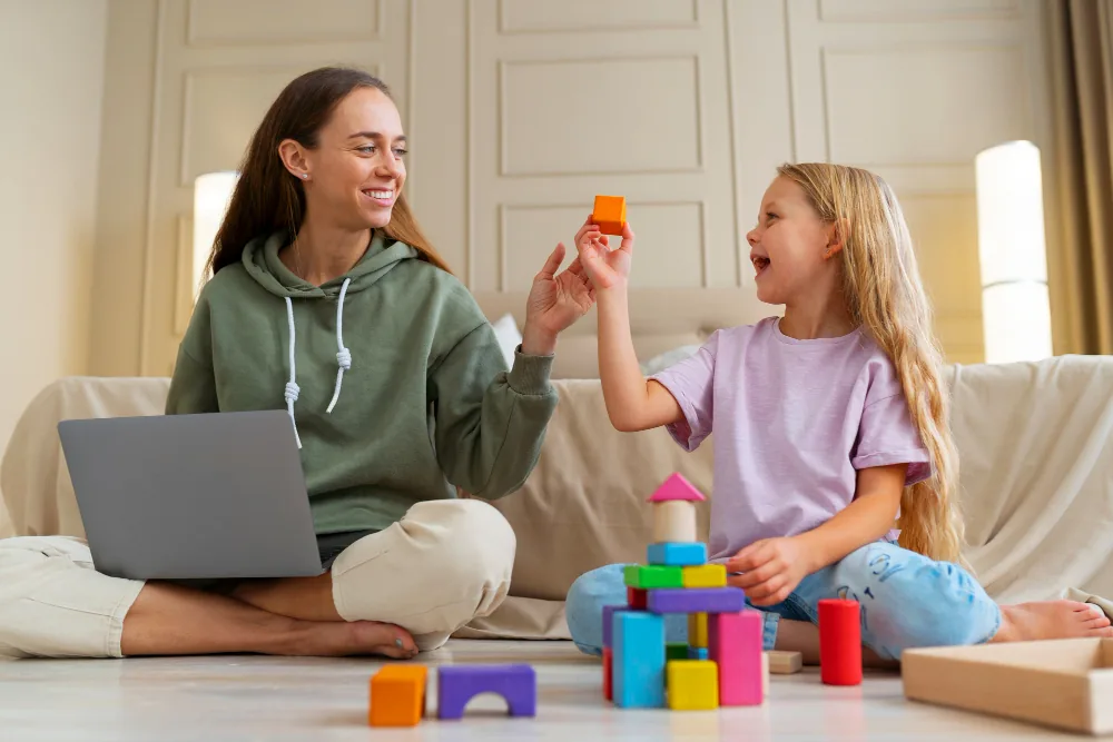 Une mère et son enfant jouent avec des cubes