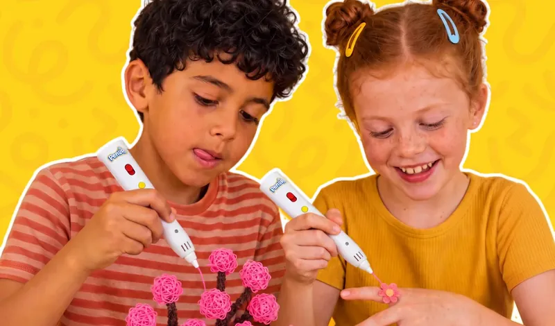 Deux enfants créent avec des stylos Pen’Up 3D