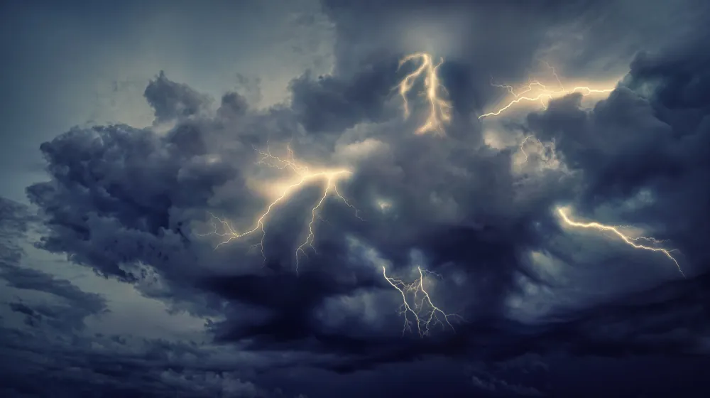 Pourquoi le tonnerre fait-il du bruit ? Éclairs dans des nuages d’orage, à l’origine du tonnerre